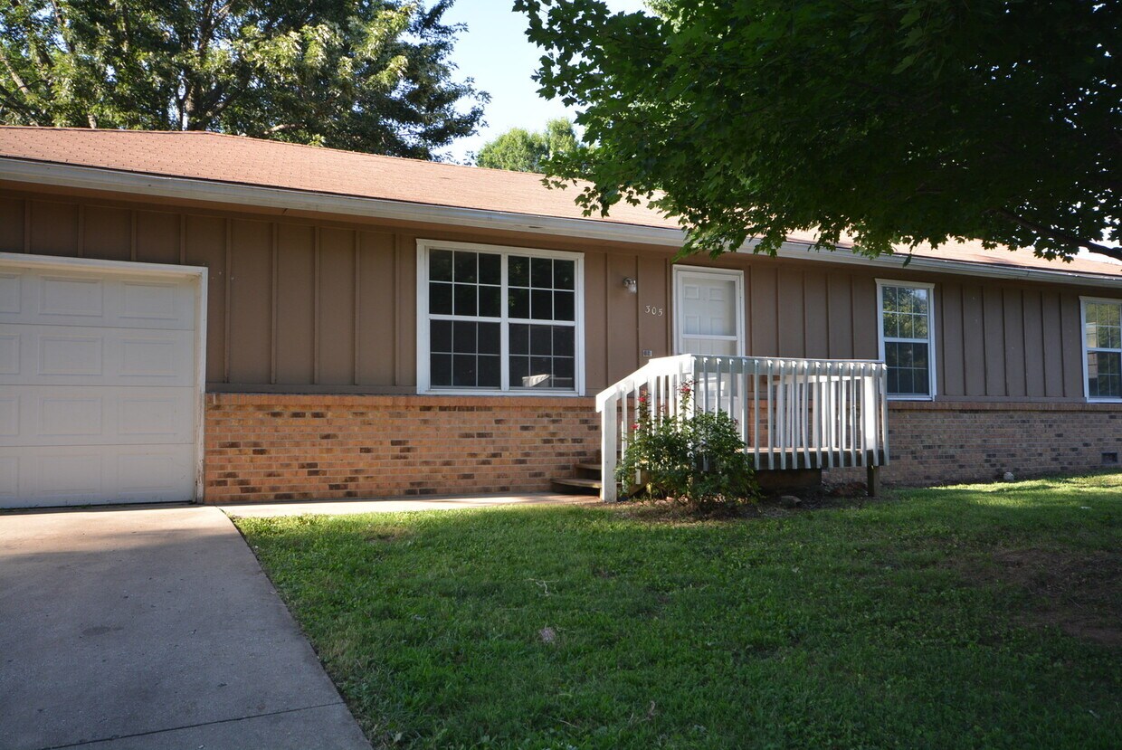 Available Now 3 Bedroom 2 Bath with bonus House Rental in Nixa