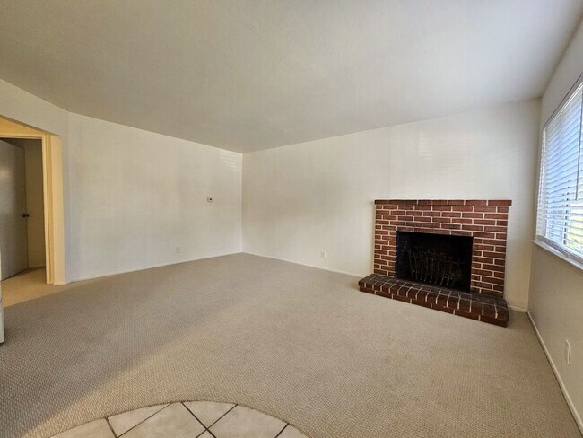 Building Photo - Stunning 3-Bedroom Home in Prime Mountain ...