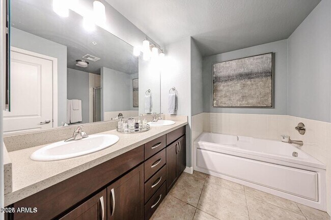 Foto del edificio - 5450 E Deer Valley Dr