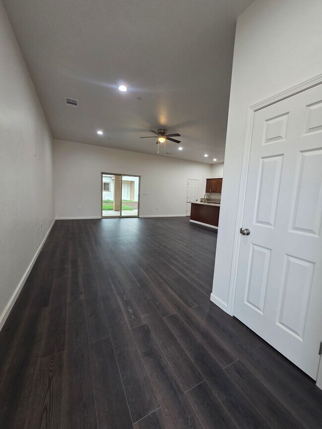 Foto del edificio - 2018 E Seeger Ave