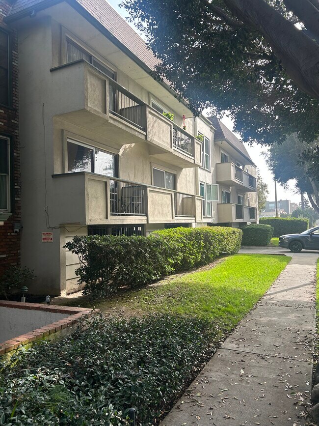 Building Photo - 3640 Cardiff Ave