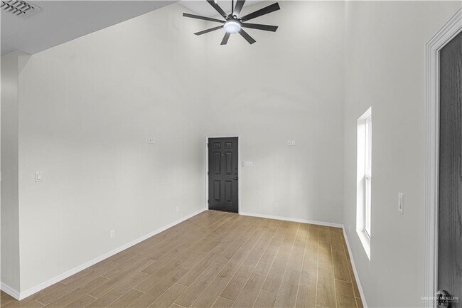 Building Photo - 10 Hidden Hls St