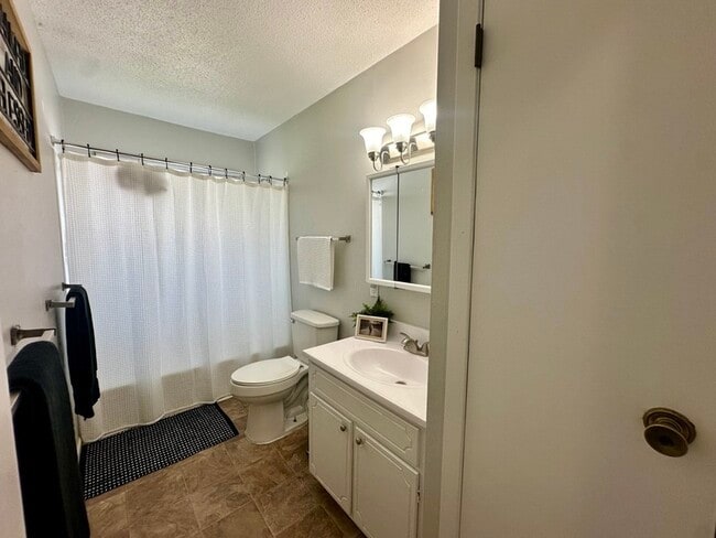 Building Photo - 2416 Towne House Dr NE