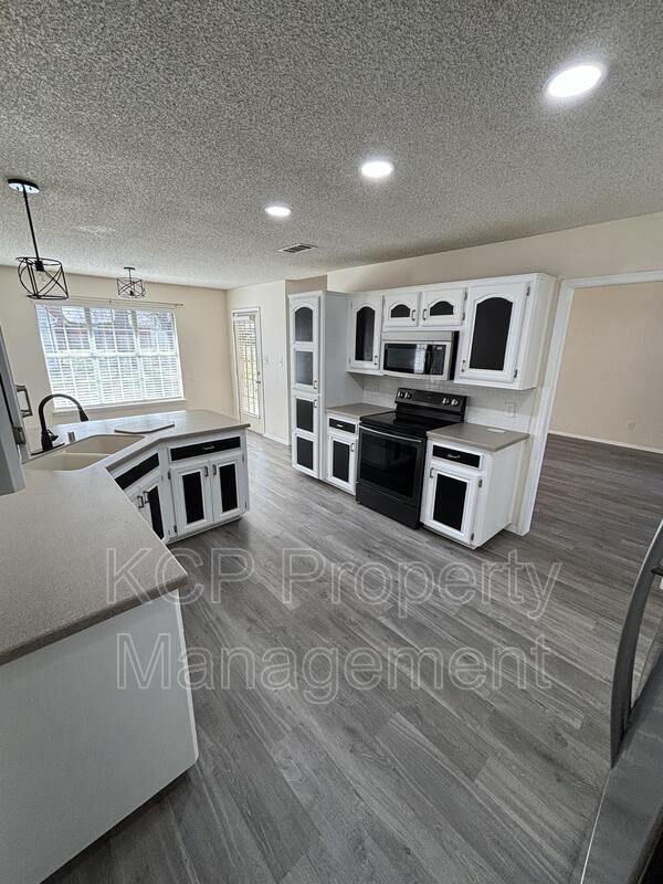 Building Photo - 8812 Skypark Dr