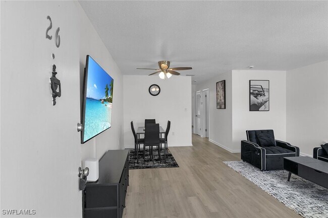 Foto del edificio - 3225 E Riverside Dr