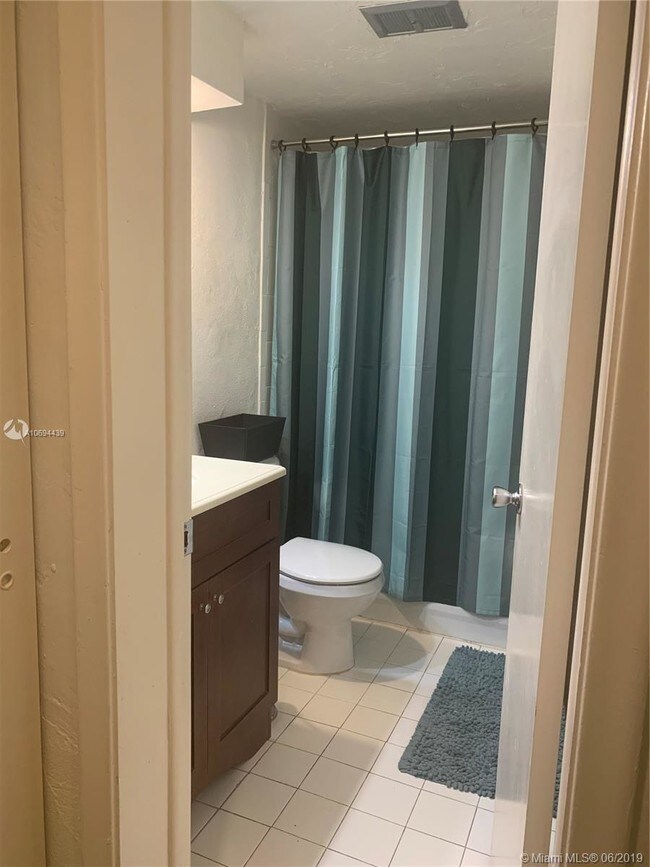 Foto del edificio - 6900 N Kendall Dr
