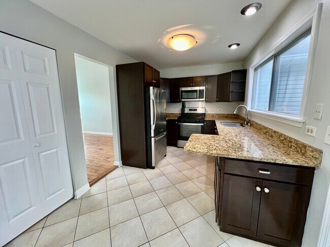 Building Photo - 645 Le Parc Cir