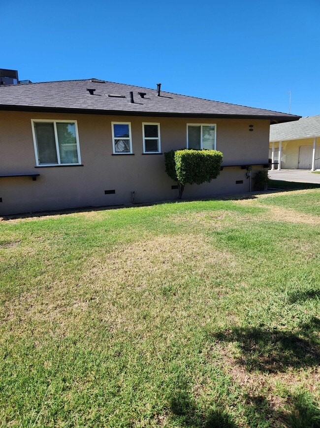 Building Photo - 3036 E Princeton Ave