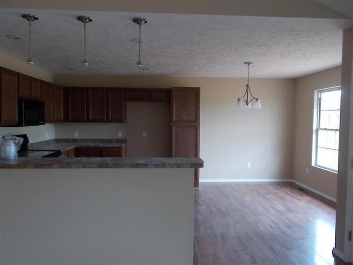 Building Photo - Beautiful 3 bed, 2 bath 3 car garage locat...