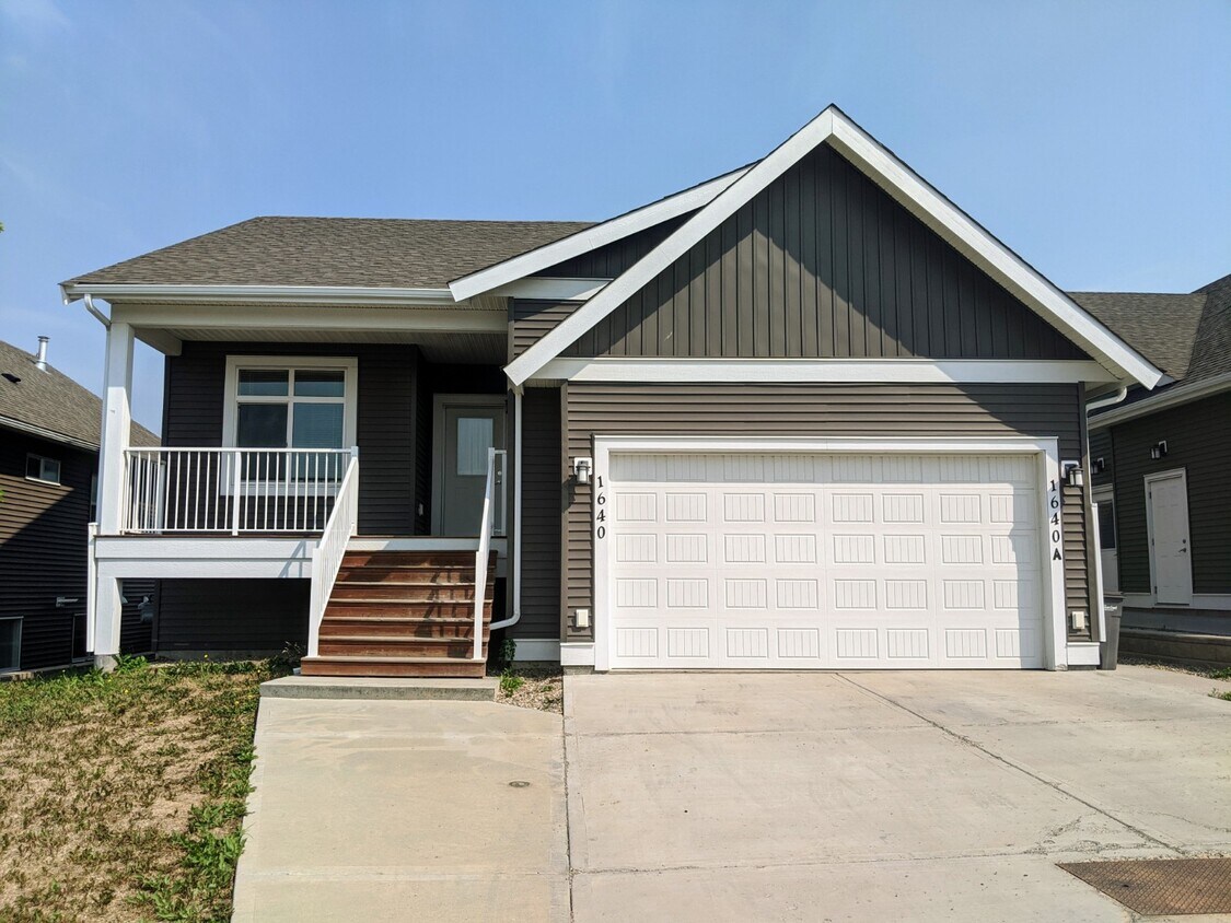 Primary Photo - 1648-1687 87 Ave