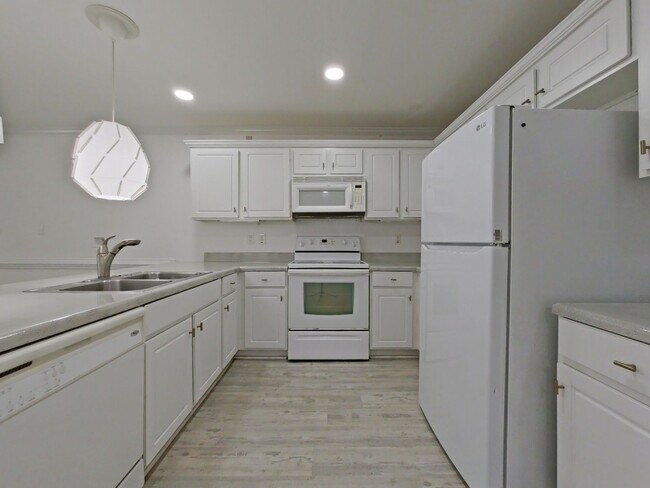 Foto del edificio - Available NOW- West Augusta Townhome with garage