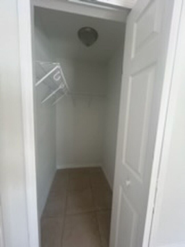 Building Photo - 3/2/1 Single Family Home Available-Cozy Pe...