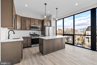 Building Photo - 400 S Conkling St