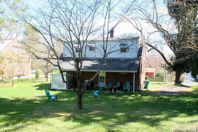 Building Photo - Charming Blacksburg Home with Spacious Bas...