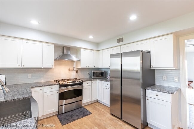 Building Photo - 102 Squirrel Point