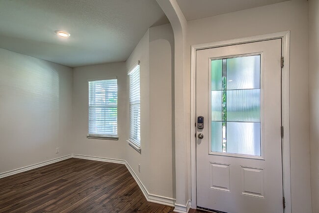 Building Photo - Stunning 4 bedroom offering 50% off the fi...