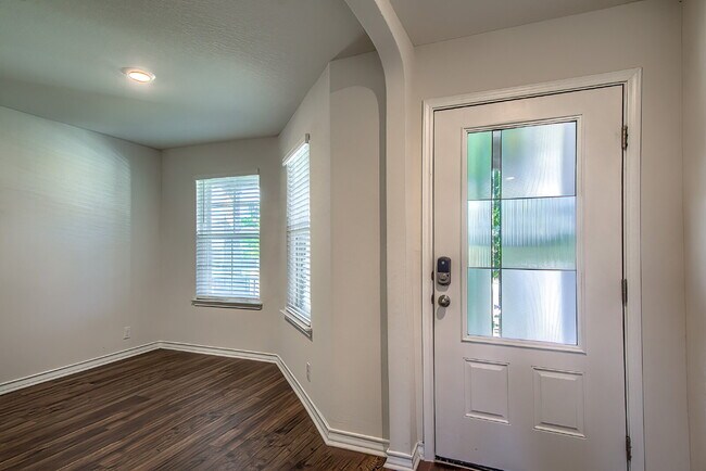 Foto del edificio - Stunning 4 bedroom offering 50% off the fi...