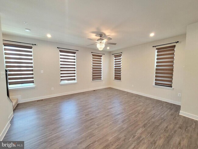 Building Photo - 8667 Shady Pines Dr