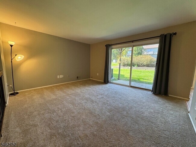 Building Photo - 903 Spruce Hills Dr