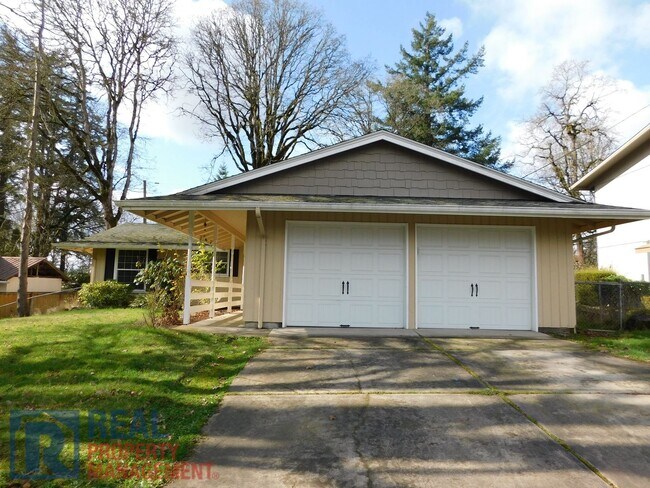 Building Photo - Gorgeous Single Level Home Near Oak Creek!