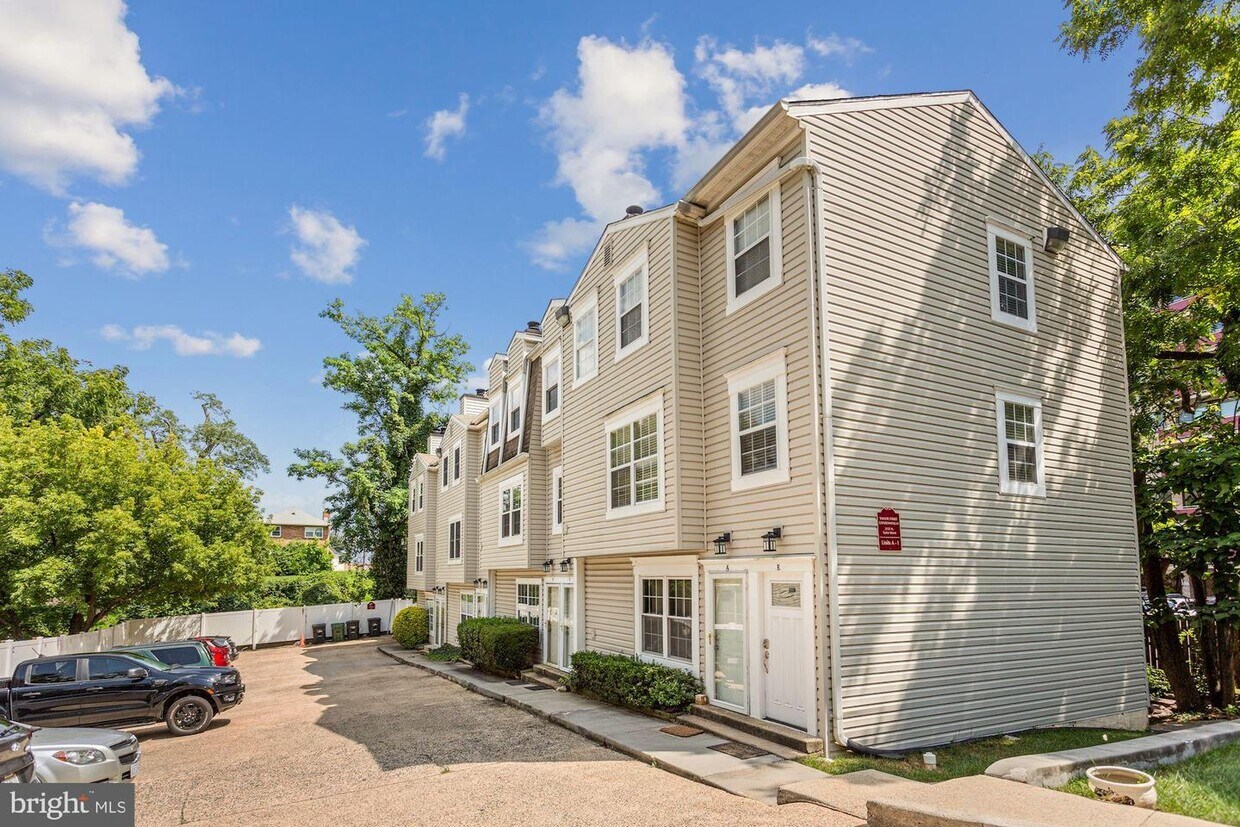 Primary Photo - 2135 N Taylor St