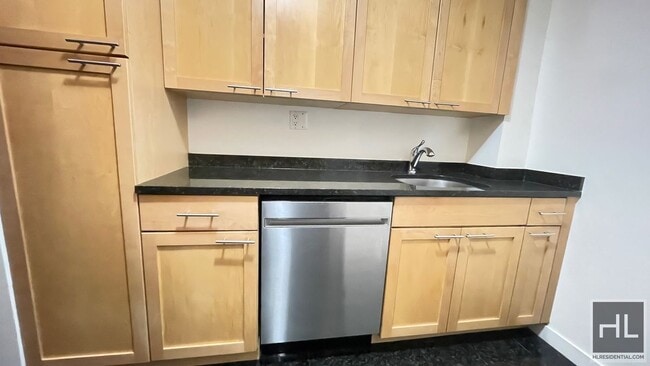 Building Photo - AMAZING ONE BEDROOM APARTMENT!! AMAZING DE...