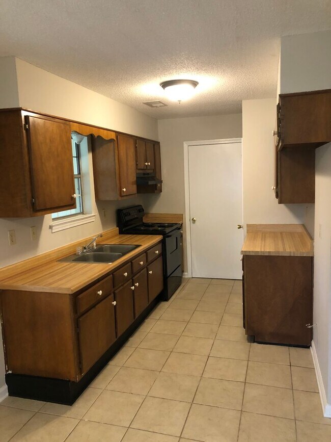 Foto del edificio - 6115 Forestgate Rd