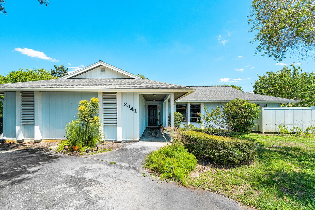 Primary Photo - 2041 SE Floresta Dr