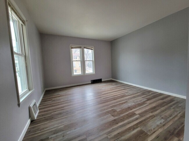 Building Photo - 526 N Durkee St