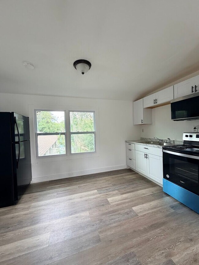 Foto del edificio - Completely remodeled upstairs loft apartment with garage below