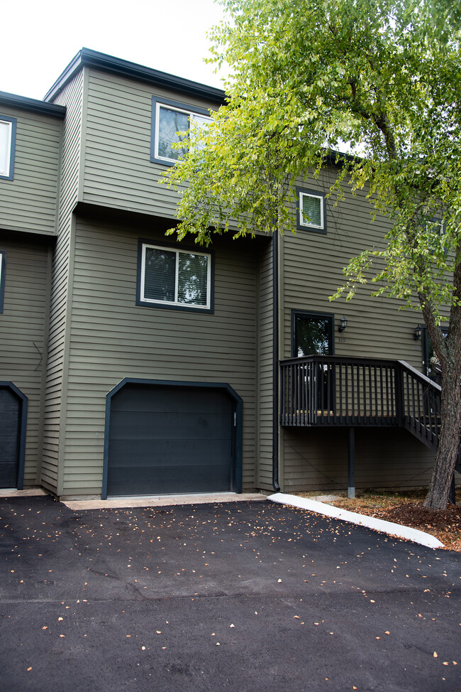 Foto del edificio - 329 Summit Ridge Cir