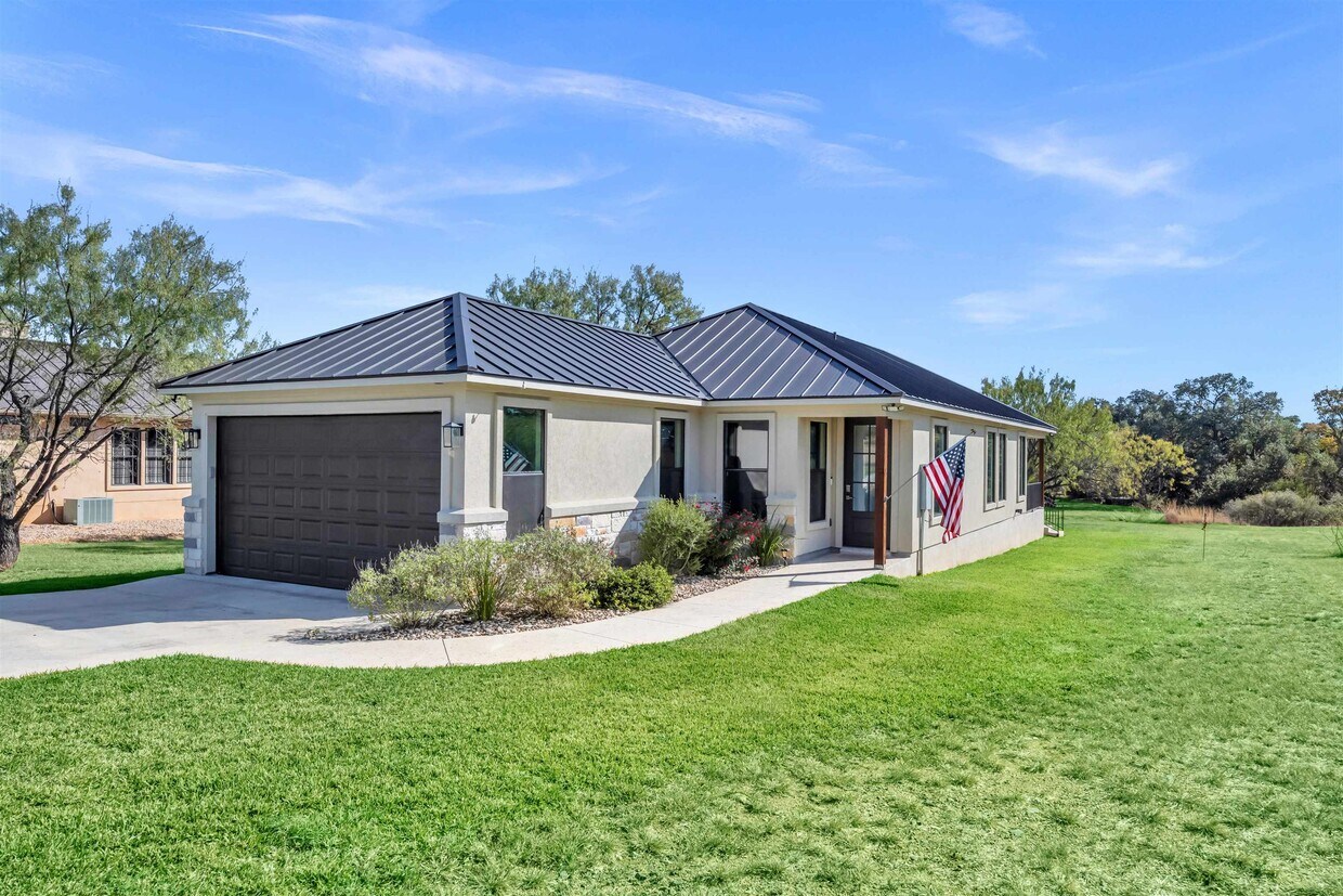 Foto principal - 3205 Douglas Dr