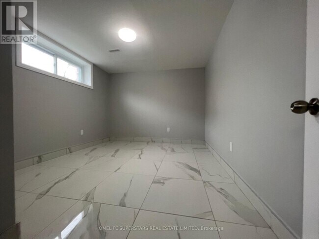 Photo du bâtiment - 88 Thistle Down Blvd