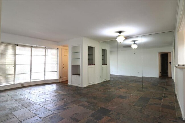 Building Photo - 2727 Briarhurst Dr