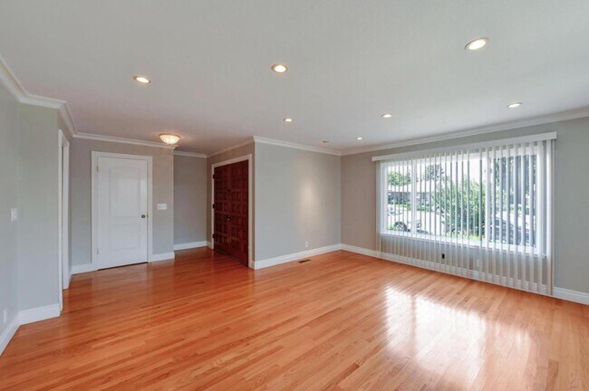 Foto del edificio - 6558 Crown Blvd