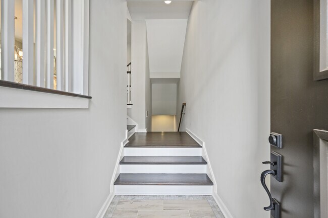 Building Photo - 835 Canterbury Overlook