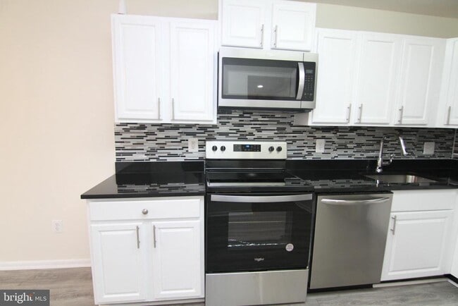 Building Photo - 9008 Sandalwood Dr