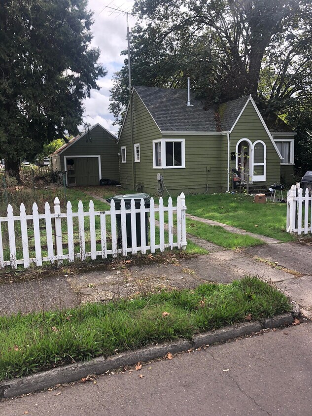 Street view of house and front yard - 271 North Main Street
