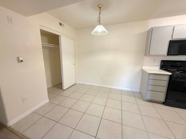Building Photo - Spacious 1bed/1bath copndo on the 1st floor!