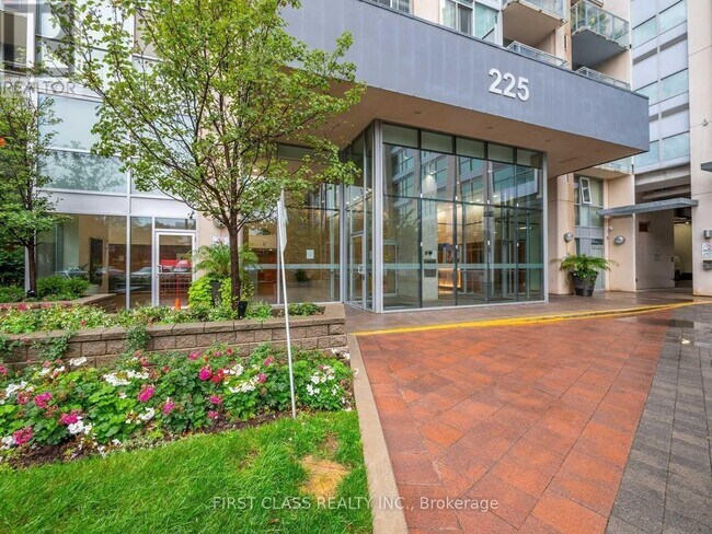 Photo du bâtiment - 225-2225 Webb Dr
