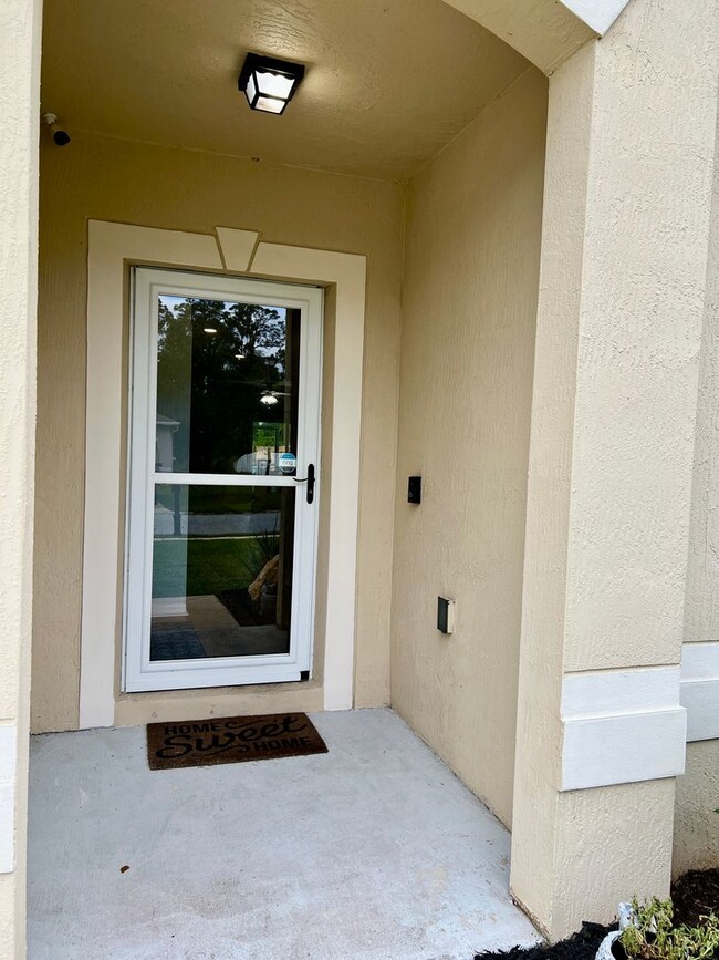 Building Photo - 5 bedroom home with fenced in yard!!!