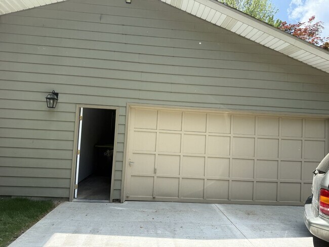 Foto del edificio - Spacious 4-Bedroom Home in a Peaceful Neig...