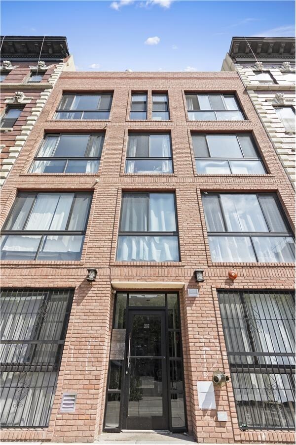 Vista de frente - 237 Bainbridge St