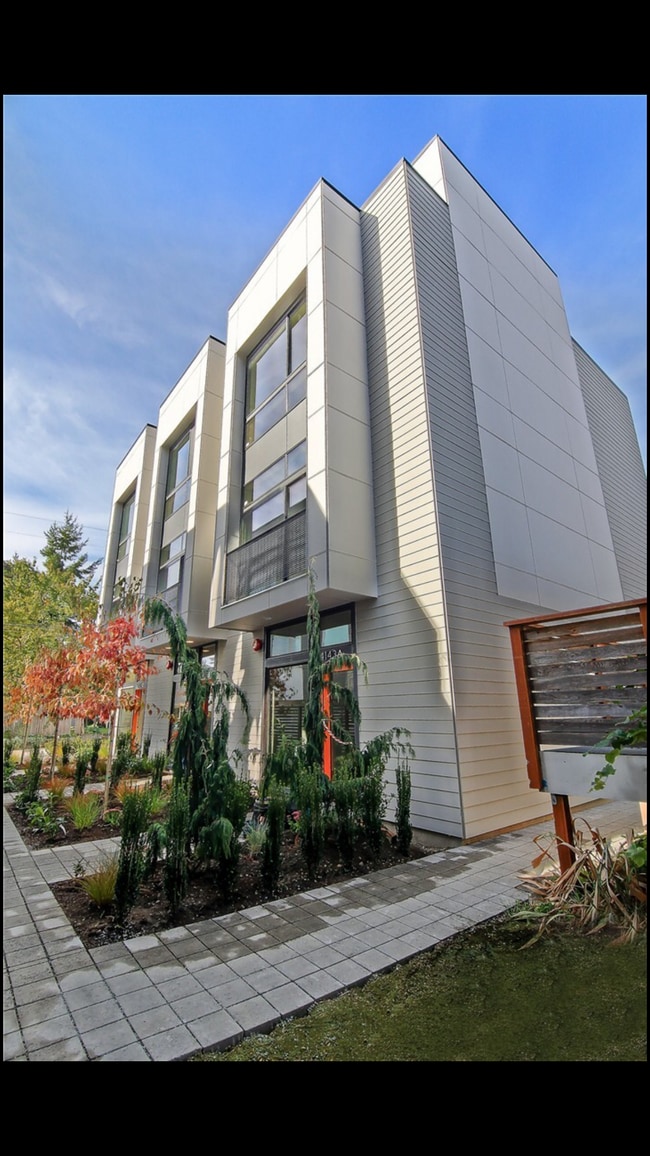Building Photo - 4143 California Ave SW