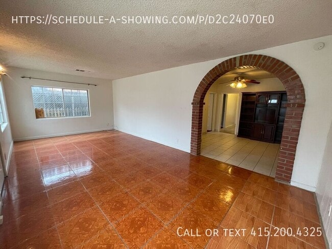 Foto del edificio - Spacious 5-Bedroom Family Home with Modern...