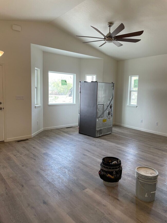 Building Photo - 3 Bedroom, 2 bath, 2 car garage available ...