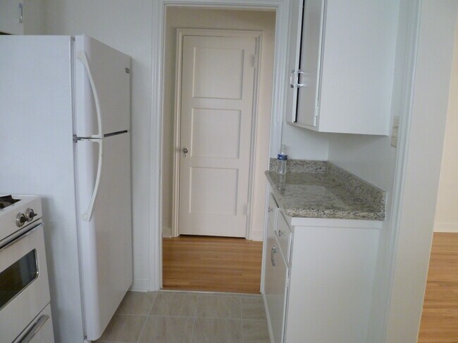 kitchen - 118 N Croft Ave