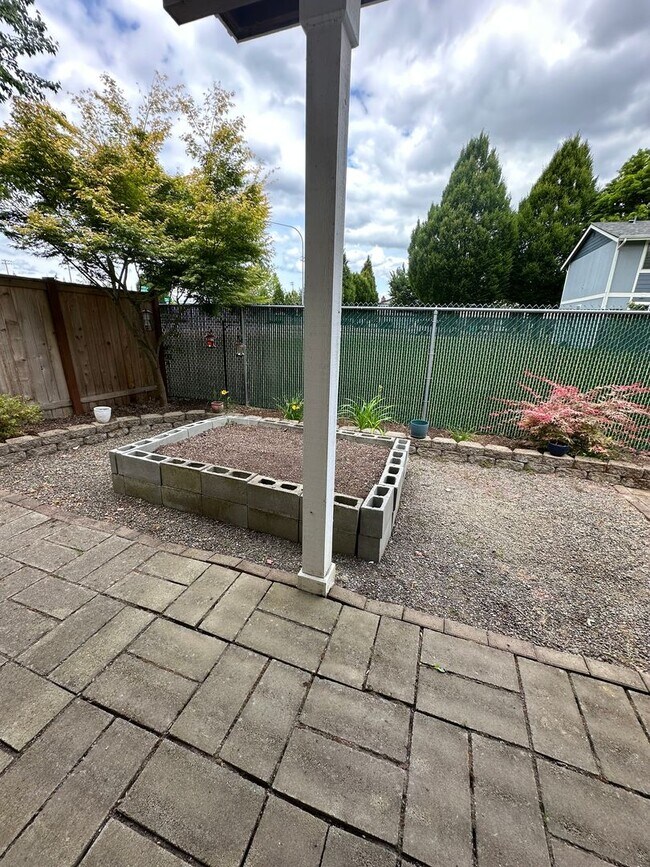 Building Photo - Beautiful downtown Sumner Townhouse Condo with garage. Aug 1.