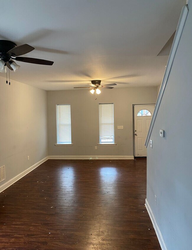 Foto del edificio - Spacious 3 Bedroom Townhouse – Available A...