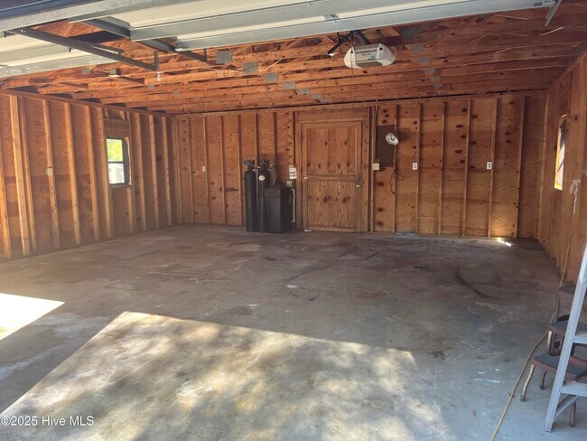 Building Photo - 202 Susans Dr
